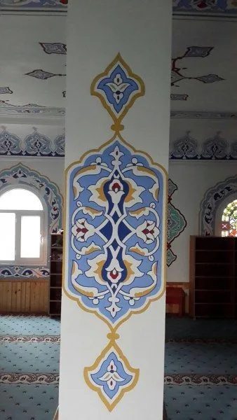 Camii içi nakkaş süsleme — geometrik motifler