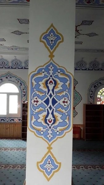Camii içi nakkaş süsleme — geleneksel motifler